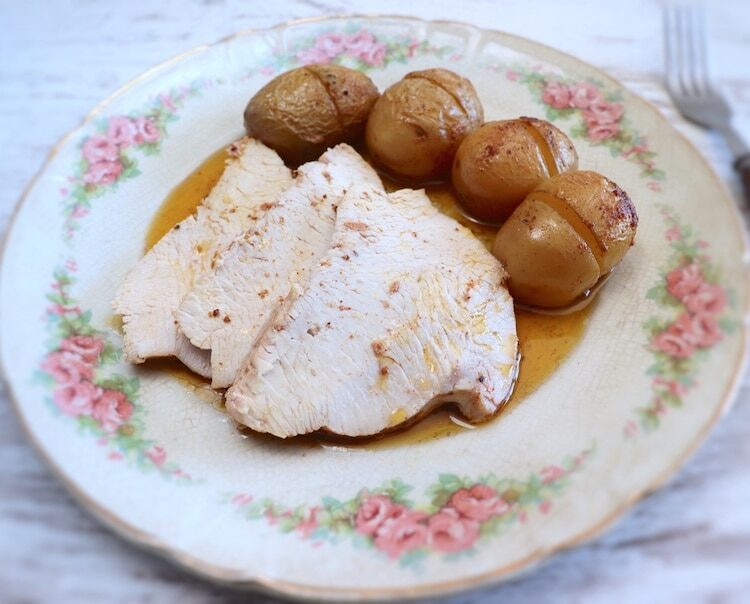 Tranches de longe de dinde aux pommes de terre au four sur une plaque