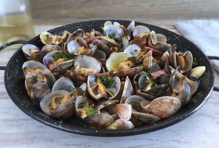 clams-bacon-garlic-02-4104319