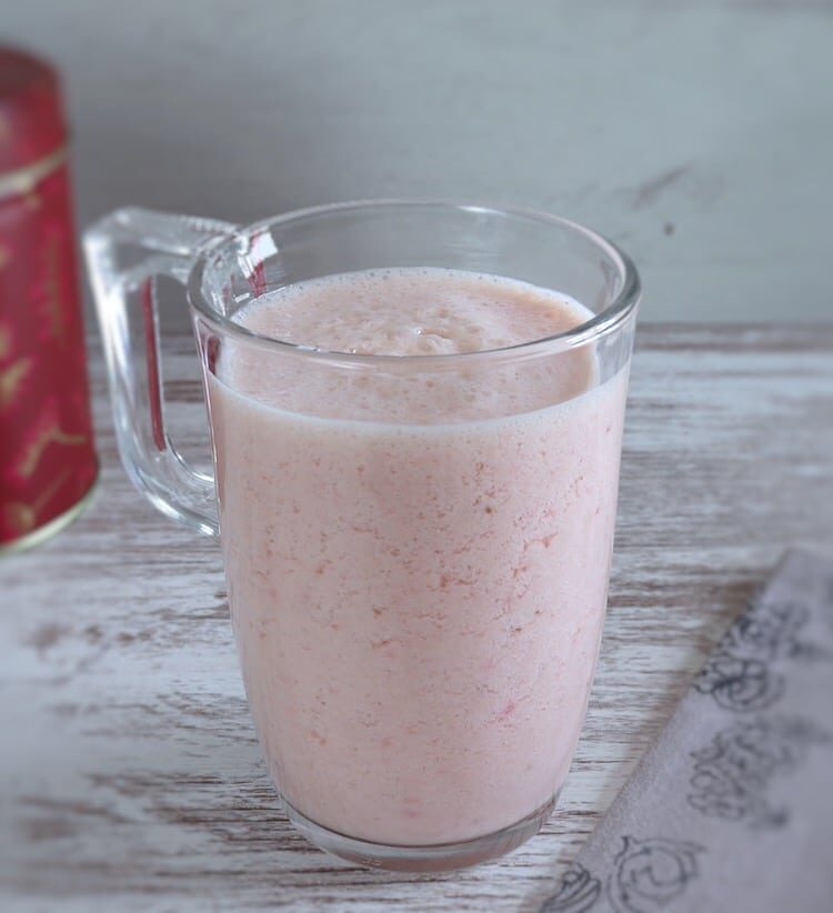 Milk-shake aux fraises et aux pêches sur une tasse en verre