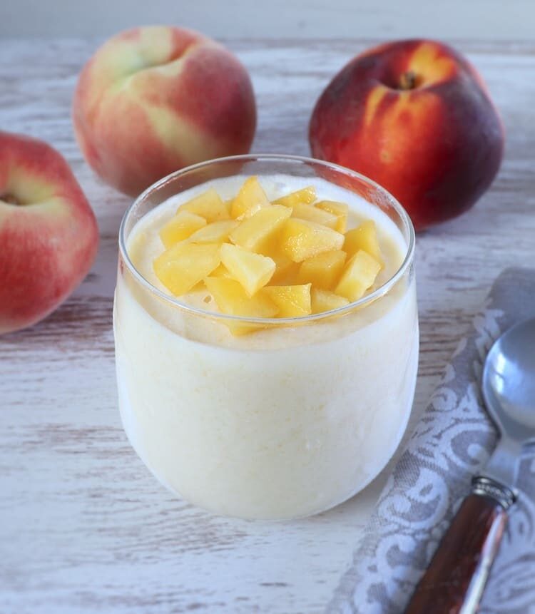 Glace à la pêche sur un bol en verre