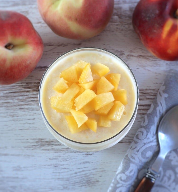 Glace à la pêche sur un bol en verre