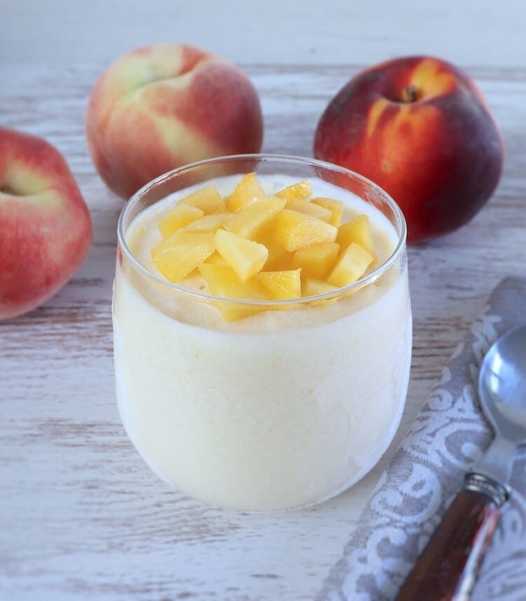 Glace à la pêche sur un bol en verre