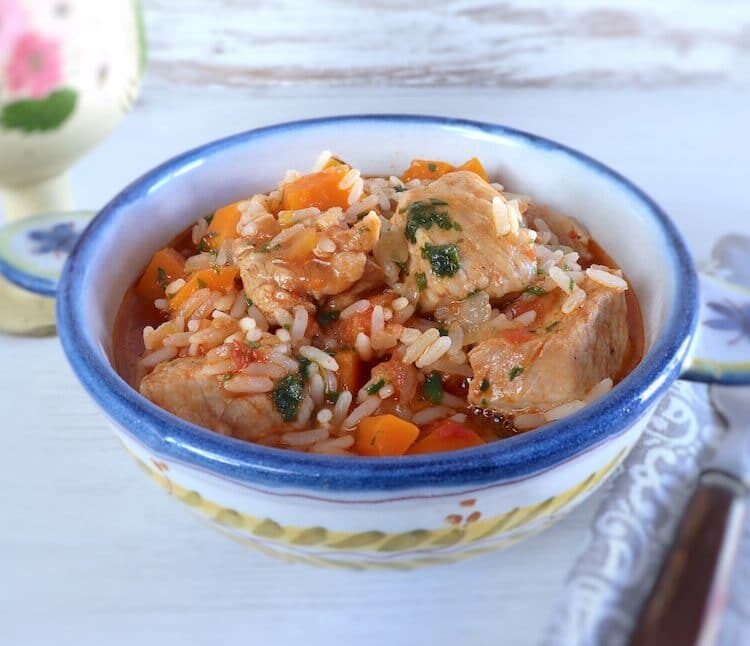Ragoût de porc avec riz et carottes sur une soupière