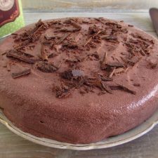 Gâteau aux bananes garni de chocolat sur une assiette