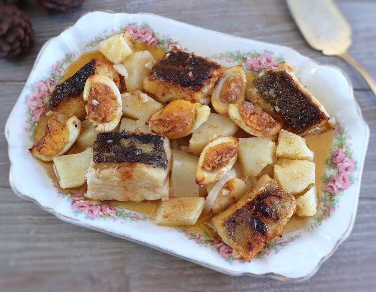 Morue au four avec pommes de terre et oeuf sur un plateau