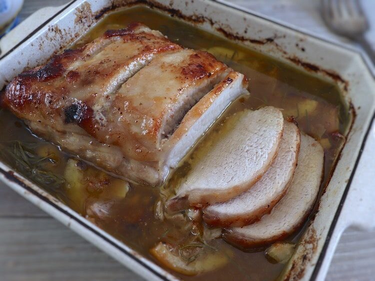 Filet de porc au four avec citron et romarin sur un plat allant au four