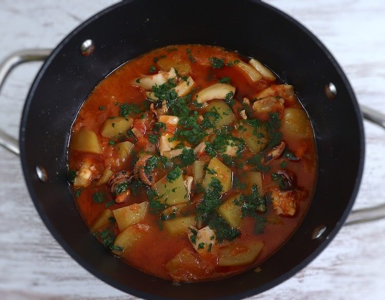 Ragoût de seiche aux pommes de terre sur une casserole