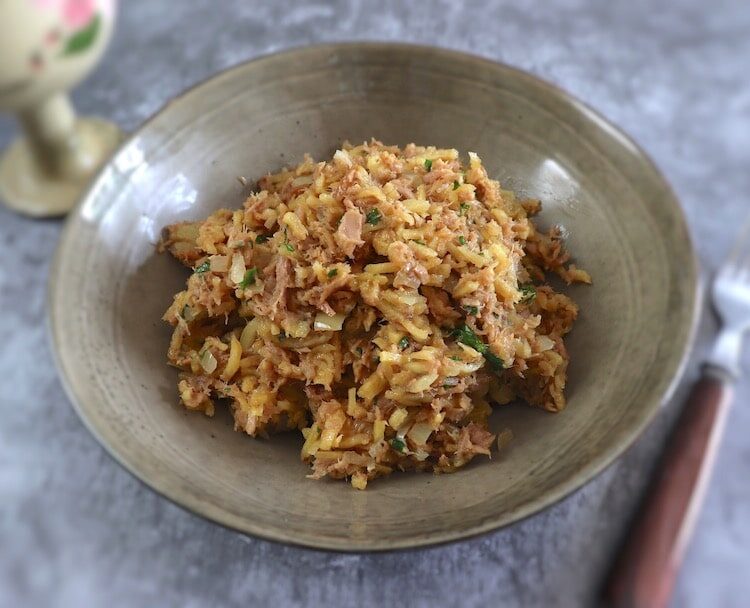 Thon à Brás en 10 minutes sur un bol plat