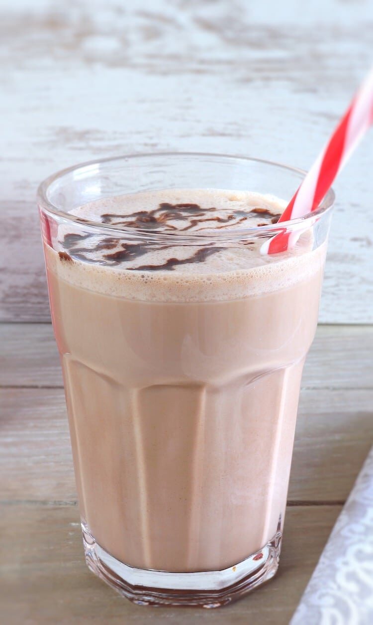 Milk-shake au chocolat sur une tasse en verre