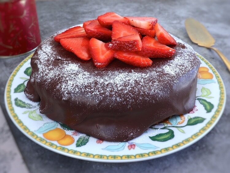 Gâteau aux fraises avec glaçage au chocolat sur une assiette