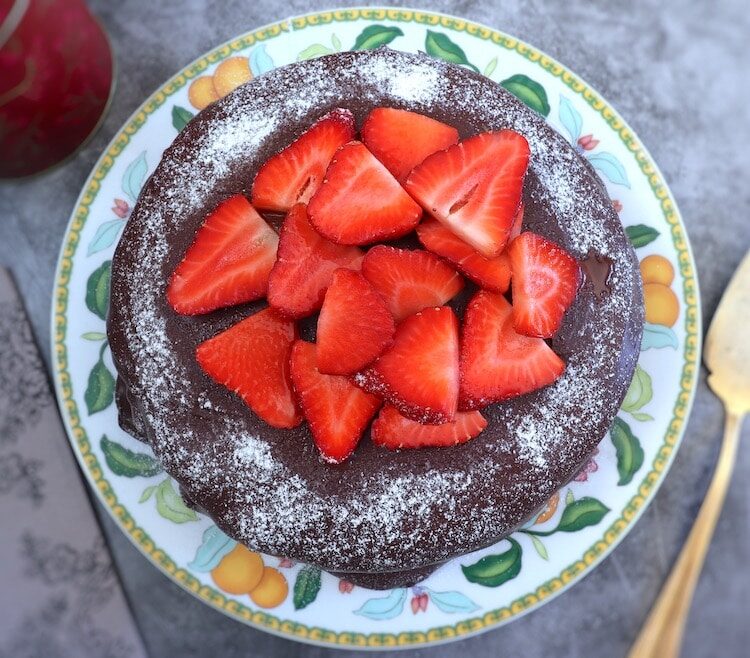strawberry-cake-chocolate-frosting-02-3669850