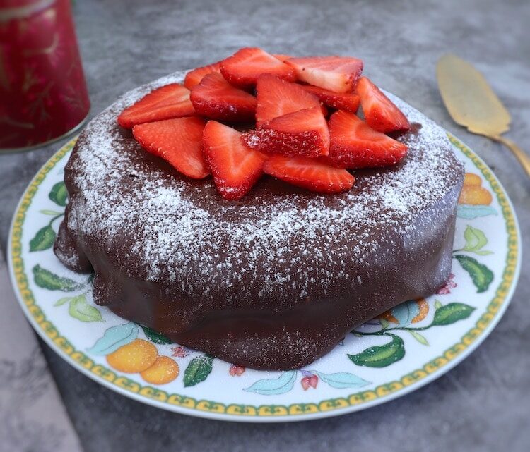 strawberry-cake-chocolate-frosting-03-7779057
