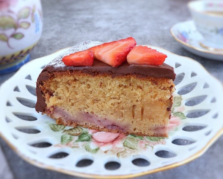 Tranche de gâteau aux fraises avec glaçage au chocolat sur une assiette