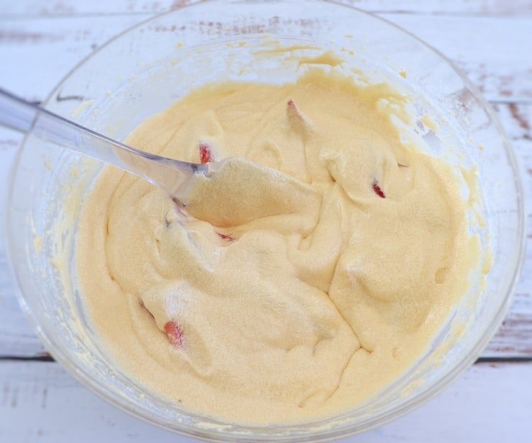 strawberry-cake-chocolate-frosting-05-5694346