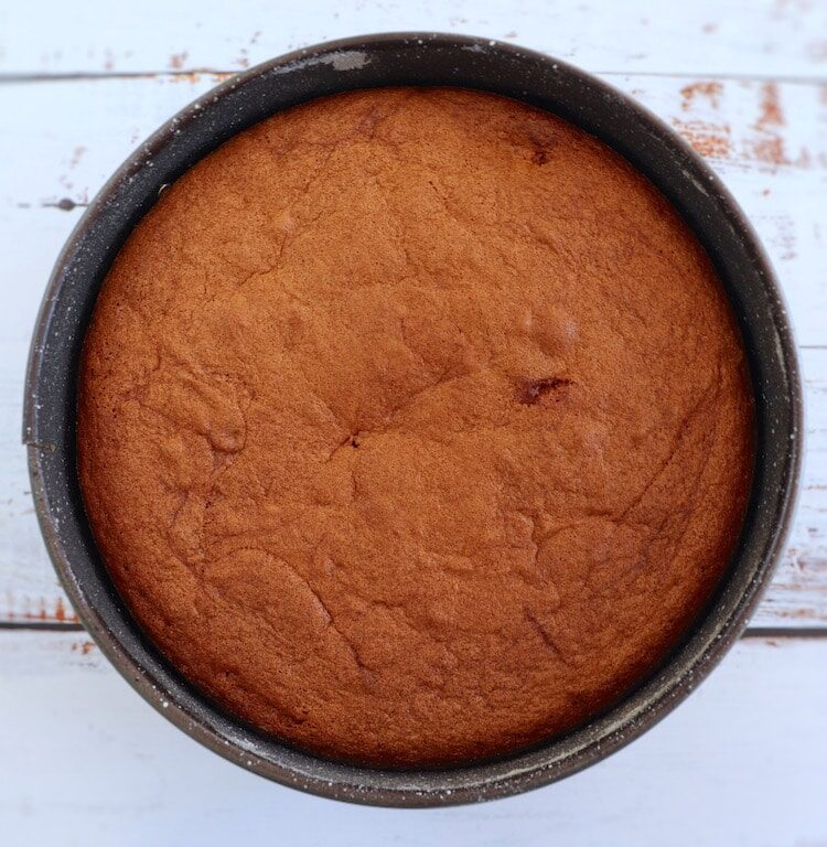 Gâteau aux fraises sur un moule à gâteau rond