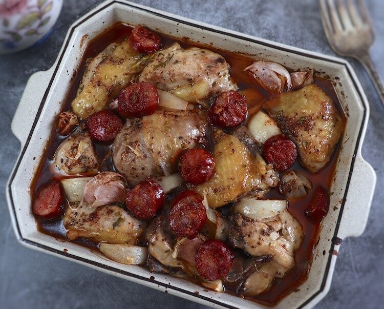 Poulet au four avec chouriço sur un plat allant au four
