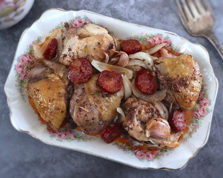 Poulet au four avec chouriço sur un plateau
