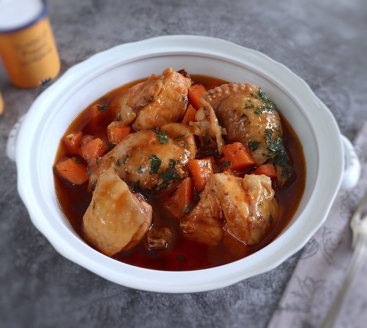 Ragoût de poulet sur une soupière