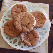 Muffins au chocolat crémeux sur un plat