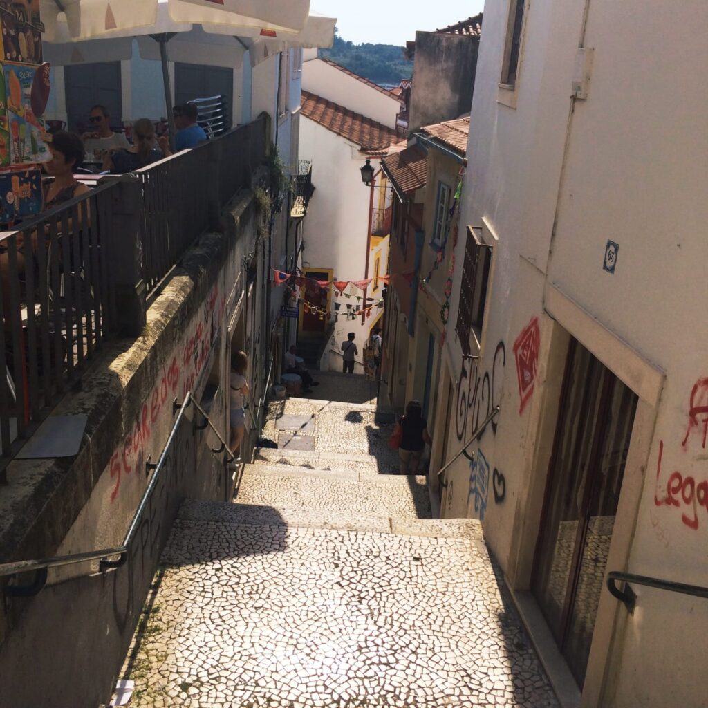 Graffiti-Restaurants und Geschäfte-Graffiti-Visitercoimbra-Portugal-Tourismus