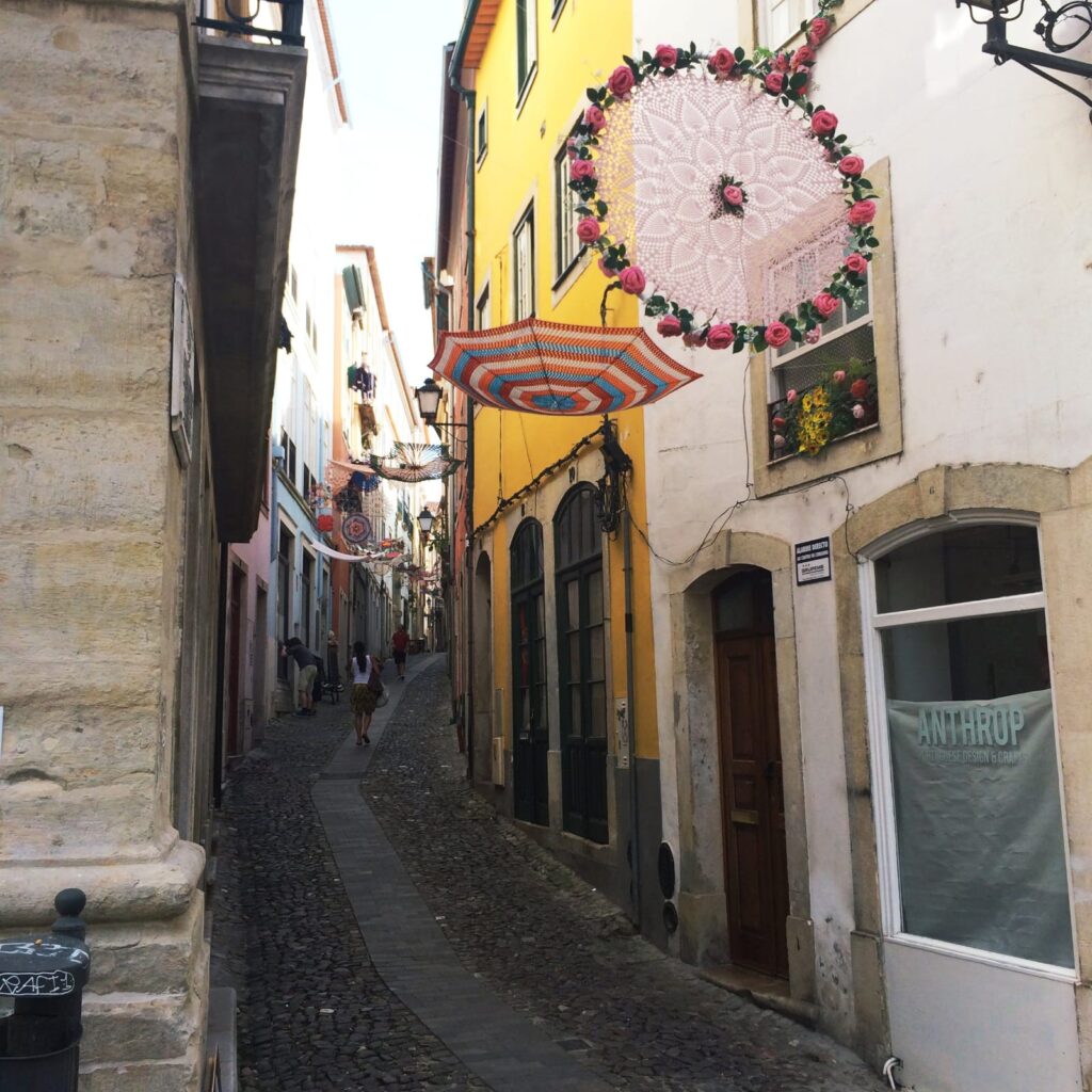 小巷decoimbra-伞-游客coimbra-葡萄牙-旅游