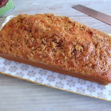 Gâteau à la banane et à la cannelle sur un plateau
