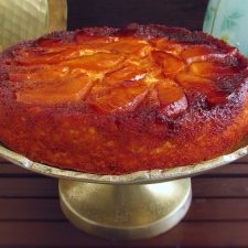 Gâteau aux pommes caramélisées sur une assiette