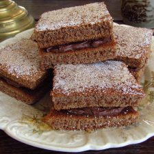 Carrés de chocolat farcis sur une assiette