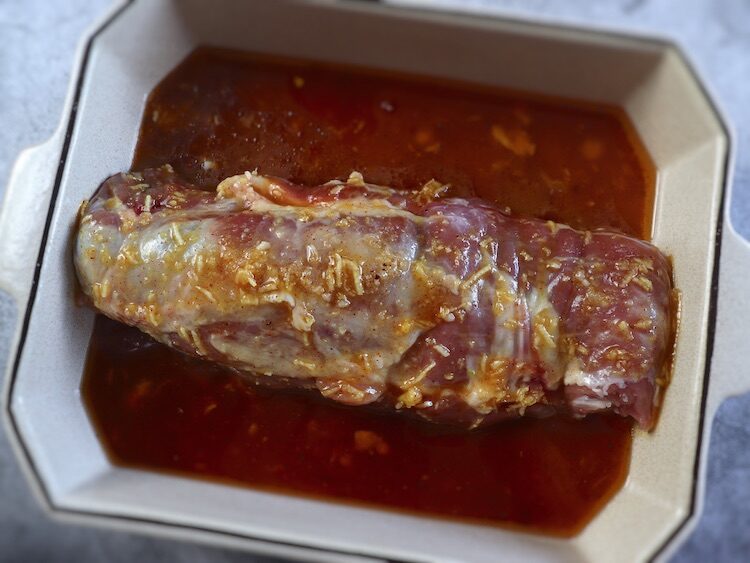 Filet de porc sauce moutarde au miel sur un plat allant au four