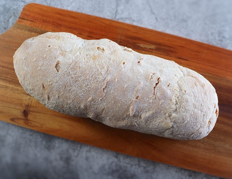 Pain sur une planche de bois