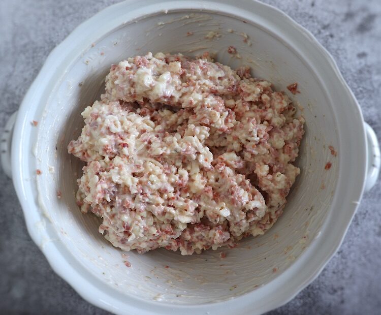 Chouriço, ail, origan, fromage et mayonnaise dans un bol