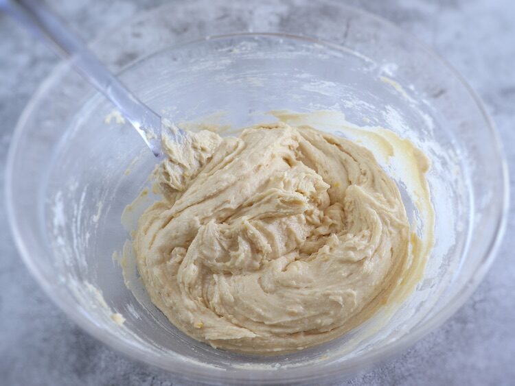 Pâte au citron sur un grand bol à vaisselle