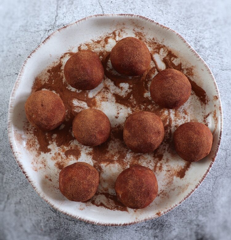 Boules de pâte au citron enrobées de poudre de cannelle sur une assiette