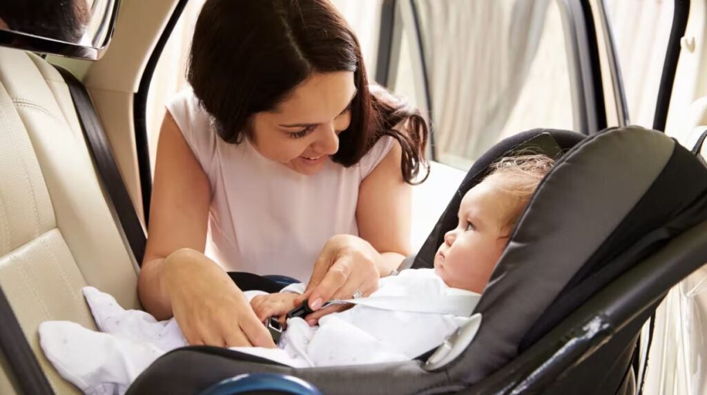 Halten Sie Ihr Baby in einem rückwärtsgerichteten Autositz