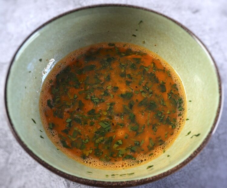 Oeufs battus avec du persil haché sur un bol