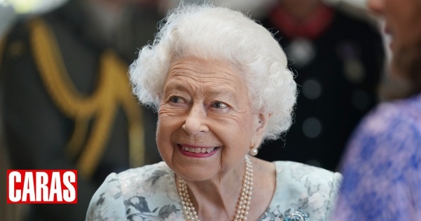 Aux côtés de sa fille, la princesse Anne, Elizabeth II se montre souriante lors du vernissage à Maidenhead