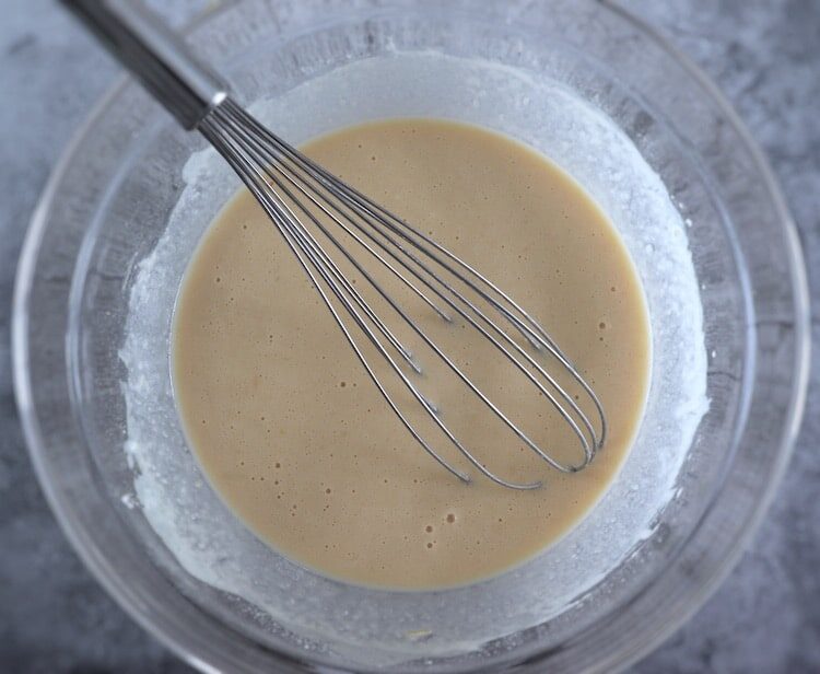 Pâte à crêpes sur un bol en verre