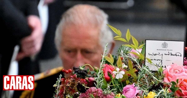 Le roi Charles III laisse une carte avec un message pour la reine Elizabeth II sur le cercueil et montre une nouvelle signature