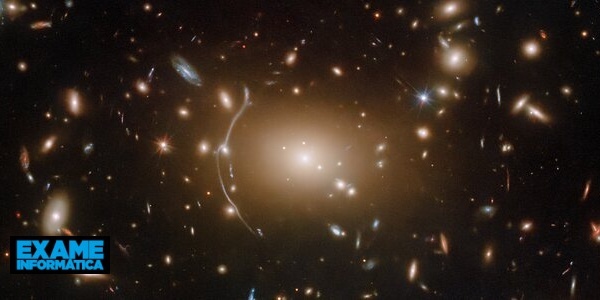 Hubble capture une image du réseau de galaxies Abell 611