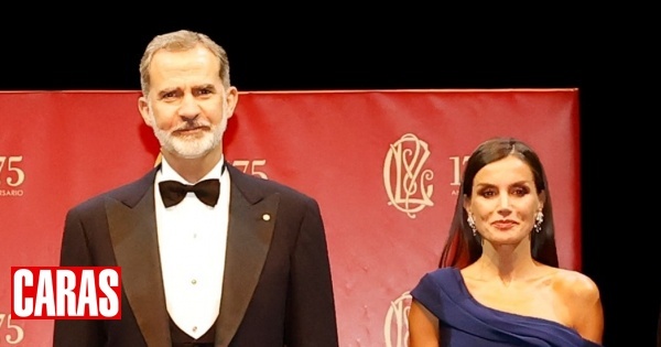 Aux côtés de Felipe VI, Letizia éblouit en robe bleue à l'occasion de l'anniversaire du Círculo del Liceo