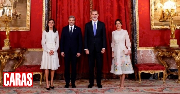 Letizia porte la robe de sa plus jeune fille, Infanta Sofía, lors d'un déjeuner avec le président du Paraguay