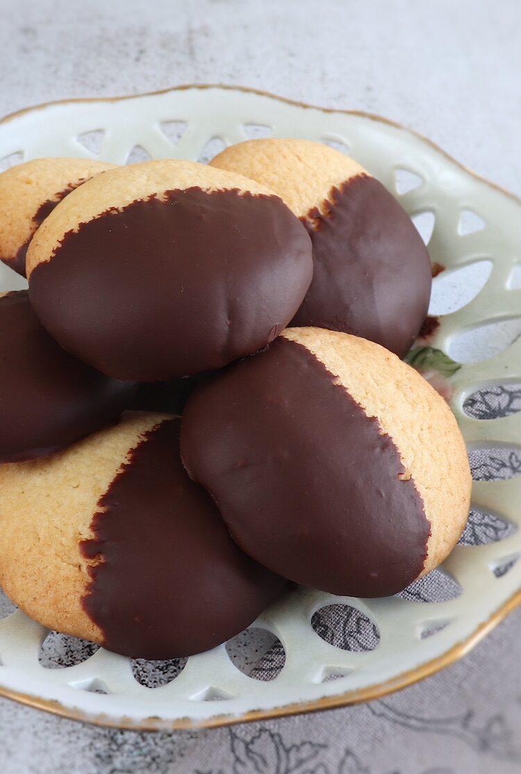 choklad-doppade-shortbread-cookies-3-7781942