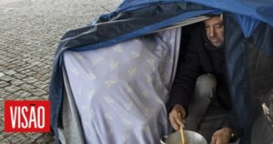 لاجئون بورتو مشردون في خيام للهروب من البرد 2