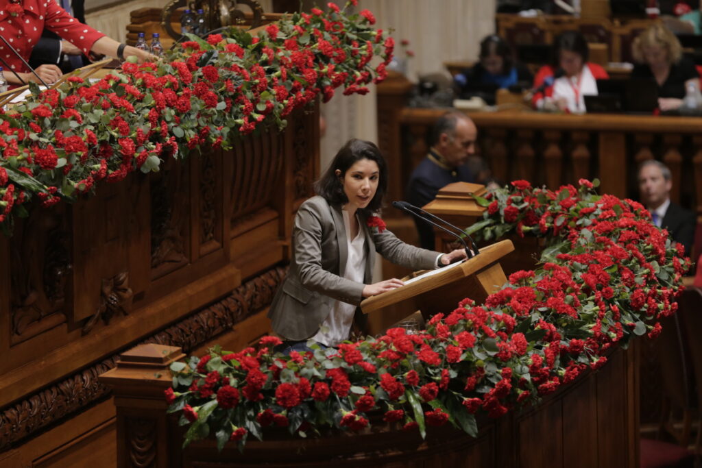 joana-mortagua-7446362-8357471-jpg