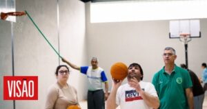맹인 및 시각 장애인이 못생긴 사람과 함께 농구를 합니다.