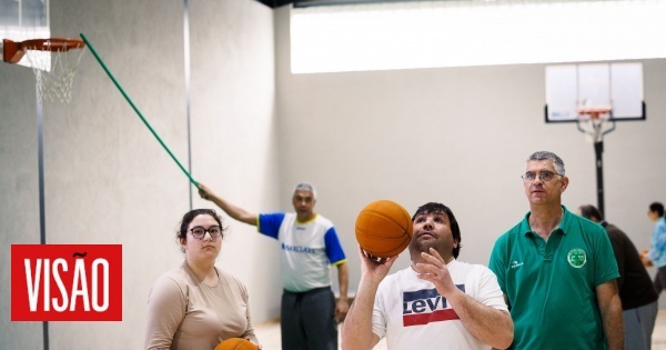 les-personnes-aveugles-et-malvoyantes-pratiquent-le-basket-ball-a-laide